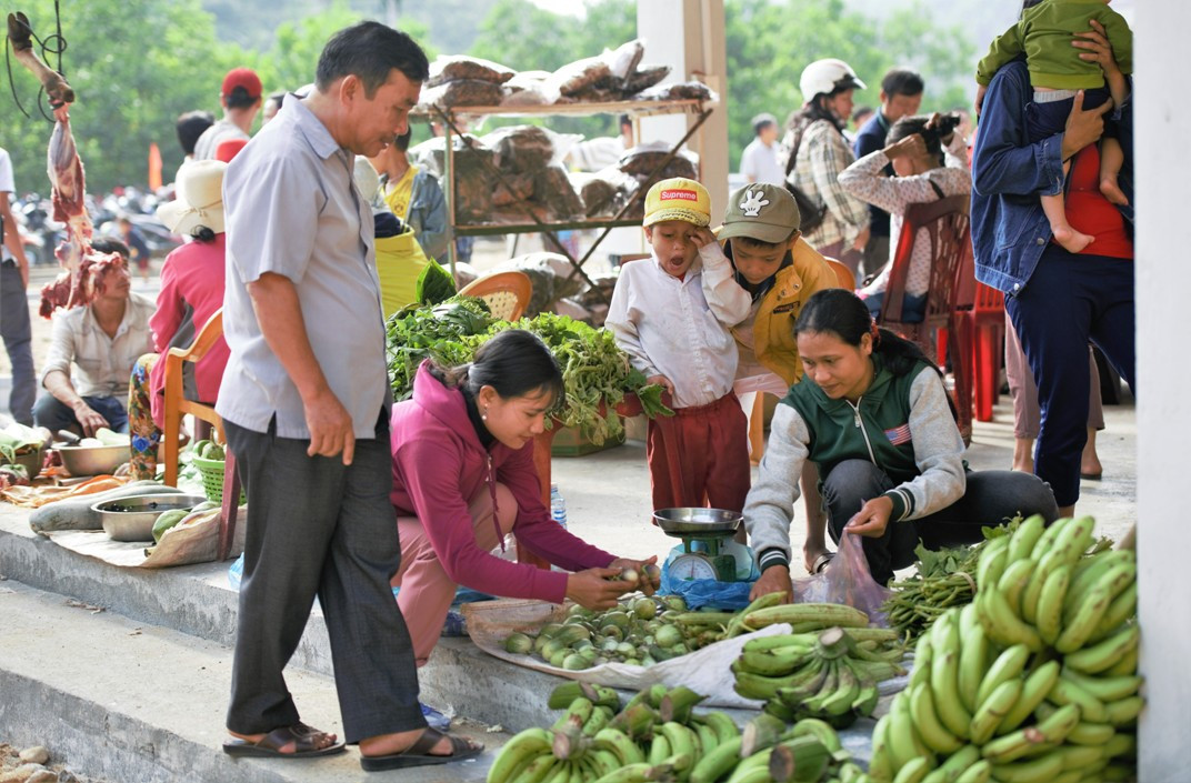 Sự đa dạng các sản phẩm nông nghiệp tại phiên chợ đã thu hút bà con đến thăm quan và mua sắm.