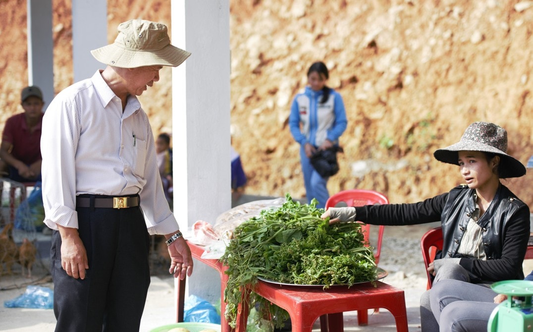 Rau sạch và trái cây từ vườn nhà.