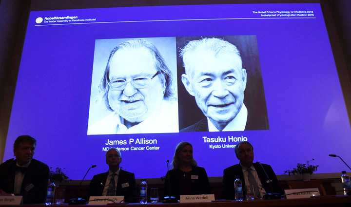 GS,James P.Allison và GS.Tasuku Honjo - những chủ nhân của giải Nobel Y học 2018. Ảnh: AP