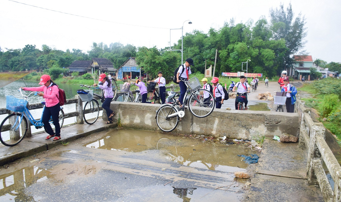 Mỗi ngày có hàng trăm lượt học sinh vượt qua cầu Hà Tân để đến trường. Ảnh: THANH THẮNG