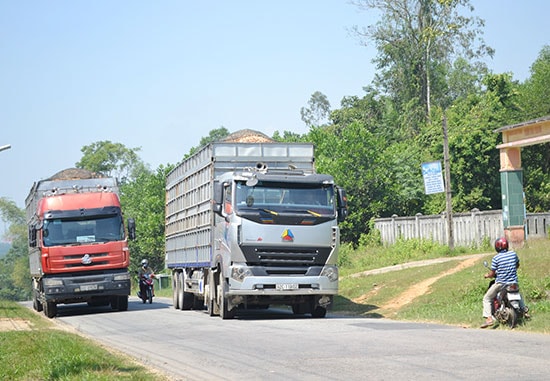 Mặt đường QL14E quá tải là “điểm nghẽn” thúc đẩy phát triển kinh tế - xã hội, đảm bảo an toàn giao thông. Ảnh: C.T