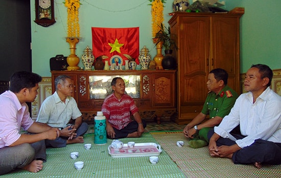 Công an huyện Đông Giang trao đổi, nắm tình hình thông qua tộc trưởng Bríu Thiện. Ảnh: P.N