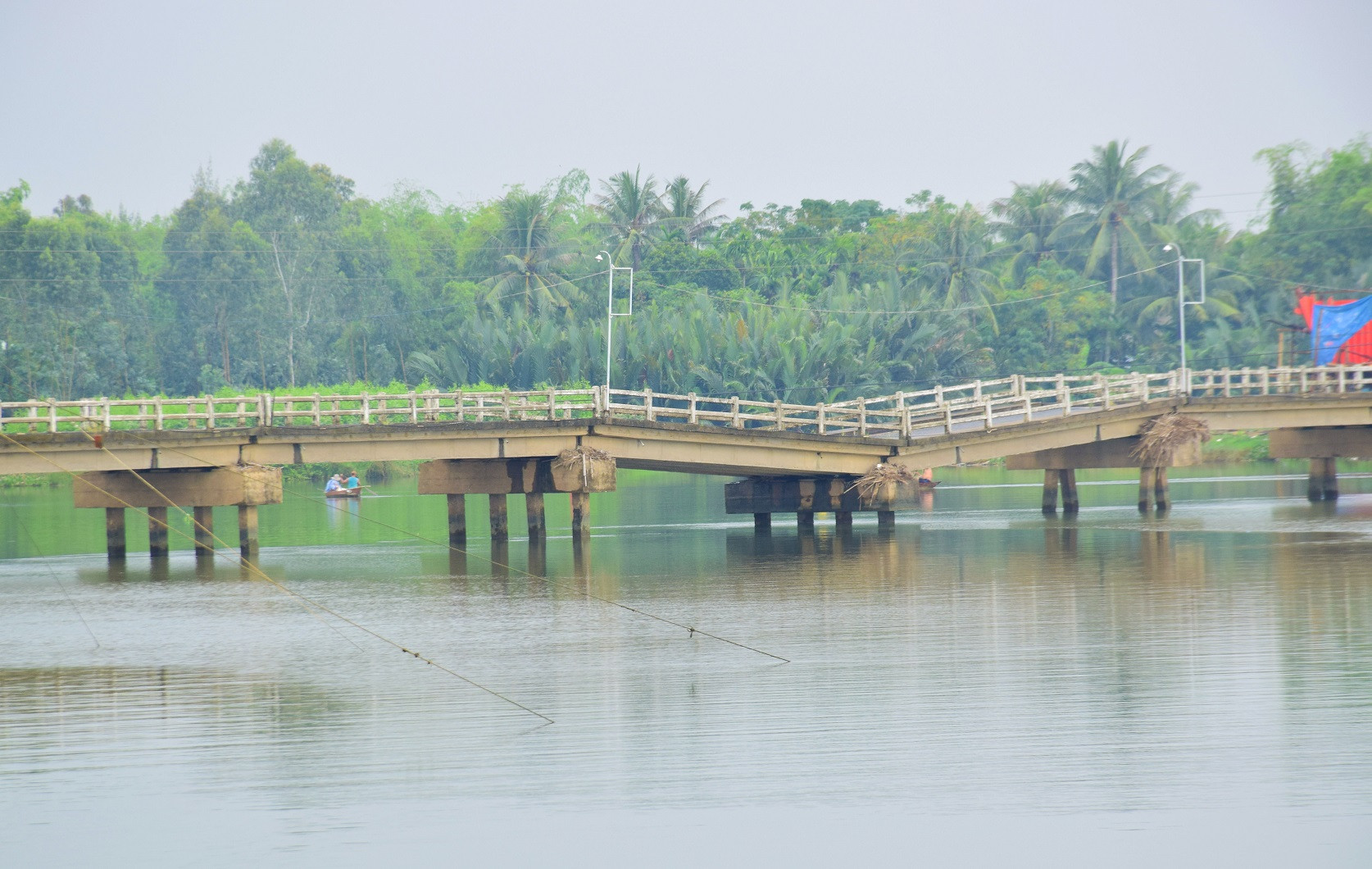Ông Nguyễn Sáu - Chủ tịch UBND huyện Duy Xuyên cho biết, cầu Hà Tân đã được UBND tỉnh đồng ý chủ trương xây mới. Do thay đổi thiết kế xây dựng so với ban đầu nên đên nay vẫn chưa được triển khai xây dựng.