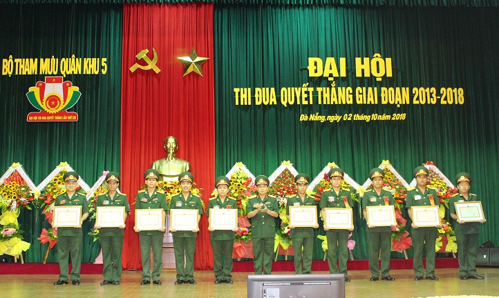Thiếu tướng Thái Đại Ngọc trao bằng khen cho các tập thể, cá nhân đạt thành tích xuất sắc.