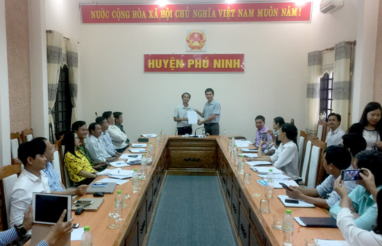 UBND huyện Phú Ninh trao quyết định thành lập Bộ phận Tiếp nhận và Trả kết quả huyện. Ảnh: VINH CHÂU