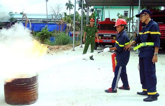 Hướng dẫn học sinh kỹ năng chữa cháy trong chương trình “trải nghiệm một ngày làm chiến sĩ PCCC”. Ảnh: T.C