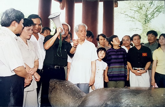 Nguyên Tổng Bí thư Đỗ Mười trong chuyến thăm Lam Kinh (Thanh Hóa, tháng 5.2001) cùng các nhà báo tham gia Hội thảo báo Đảng miền Trung - Tây Nguyên tổ chức  tại Thanh Hóa. Ảnh: PHAN QUANG MƯỜI