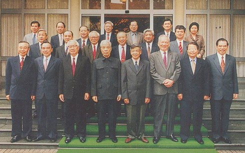 Bộ Chính trị và các đồng chí Cố vấn Ban Chấp hành Trung ương Đảng Cộng sản Việt Nam khóa VIII (1996-2001) (Nguồn: Sách 