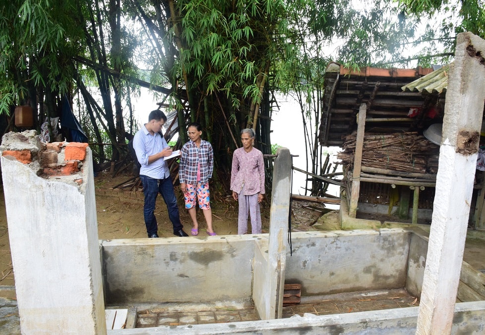 Khu chăn nuôi của một người dân thôn An Lạc bỏ giữa chừng vì sạt lở. Ảnh: THANH THẮNG