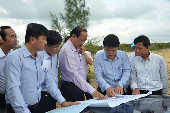 Chủ tịch UBND tỉnh Đinh Văn Thu đi kiểm tra thực địa tại khu cải táng mồ mả xã Tam Tiến. Ảnh: T.H