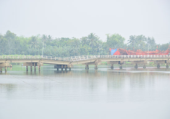 Cầu Hà Tân bị sụt lún từ nhiều năm nay.Ảnh: THANH THẮNG