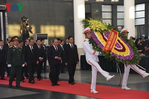 Vòng hoa của Đoàn Chính phủ nước CHXHCN Việt Nam mang dòng chữ Vô cùng thương tiếc đồng chí Đỗ Mười.