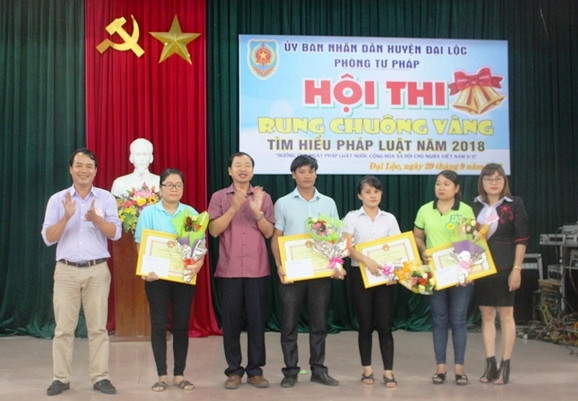 Lãnh đạo huyện Đại Lộc khen thưởng cá nhân và tập thể đạt giải tại hội thi. Ảnh: N.DUY