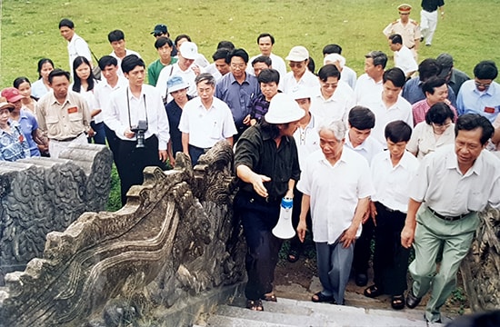 Nguyên Tổng Bí thư Đỗ Mười trong chuyến thăm Lam Kinh (Thanh Hóa, tháng 5.2001) cùng các nhà báo tham gia Hội thảo báo Đảng miền Trung - Tây Nguyên tổ chức tại Thanh Hóa. Ảnh: PHAN QUANG MƯỜI