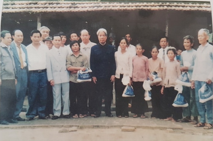 Nguyên Tổng Bí thư Đỗ Mười chụp hình lưu niệm với người dân xã Quế Minh. Ảnh tư liệu