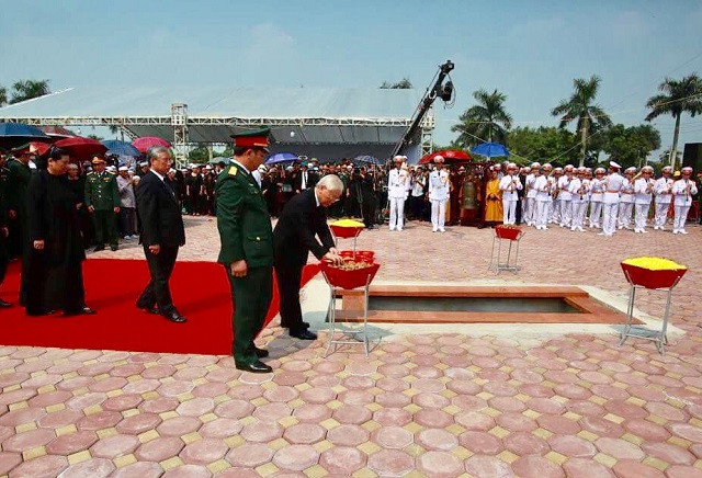 Tổng Bí thư Nguyễn Phú Trọng thả những nắm đất đầu tiên, tiễn đưa nguyên Tổng Bí thư Đỗ Mười về nơi an nghỉ cuối cùng.