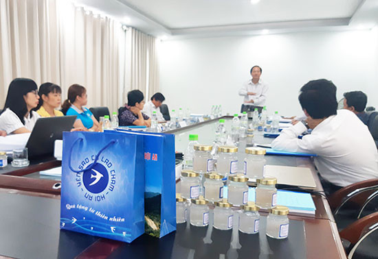 Chuẩn hóa quy trình, chế biến các sản phẩm nước yến sào Cù Lao Chàm theo phương thức truyền thống. Ảnh: H.LIÊN