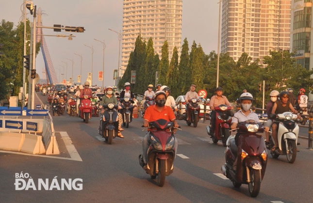 Hiện nay, nút giao thông phía tây cầu Sông Hàn còn những bất cập cần giải quyết sớm để bảo đảm giao thông an toàn, thuận lợi.                             Ảnh: THÀNH LÂN