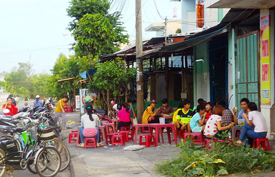 Kinh doanh thức ăn trên đường Nguyễn Duy Hiệu, TP.Tam Kỳ. Ảnh: B.N