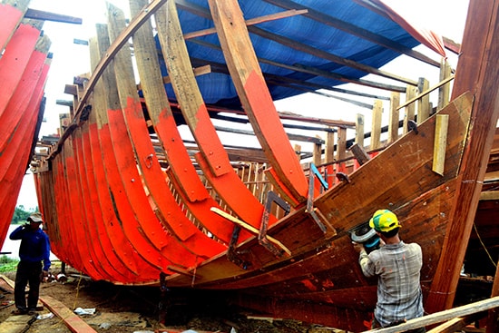 Ngư dân Quảng Nam đóng mới tàu công suất lớn, chuyển từ sản xuất ven bờ sang xa bờ. Ảnh: QUANG VIỆT