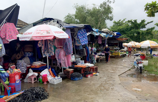 Vào mùa mưa, chợ Chiên Đàn hiện tại nhếch nhác và ngập úng. Ảnh: PHAN VINH