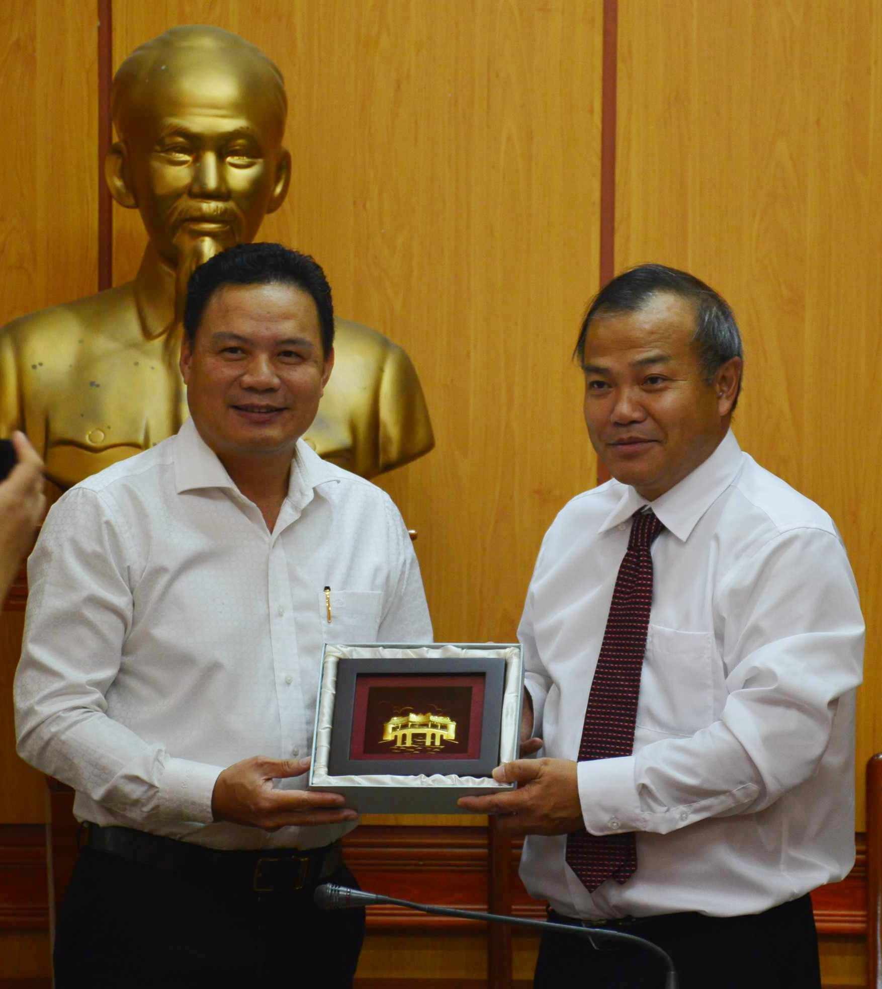 Vice Chairman of the Quang Nam provincial People’s Committee gives a gift to Mr. Nam.