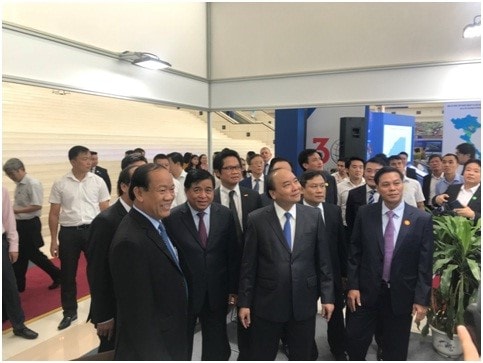 Prime Mister Nguyen Xuan Phuc visits Quang Nam’s exhibition stall.
