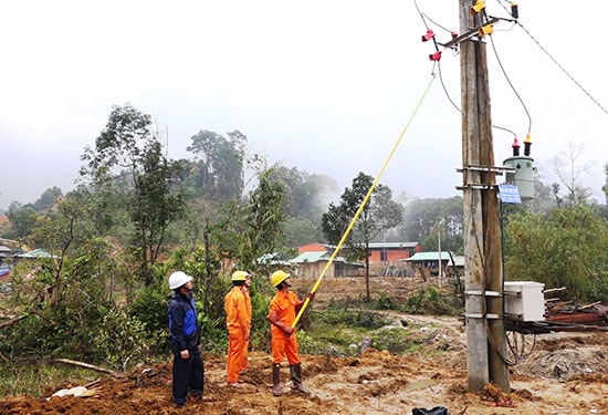 Việc đưa điện lưới đến một số khu vực ở huyện Nam Trà My gặp khó khăn. Ảnh: H.L