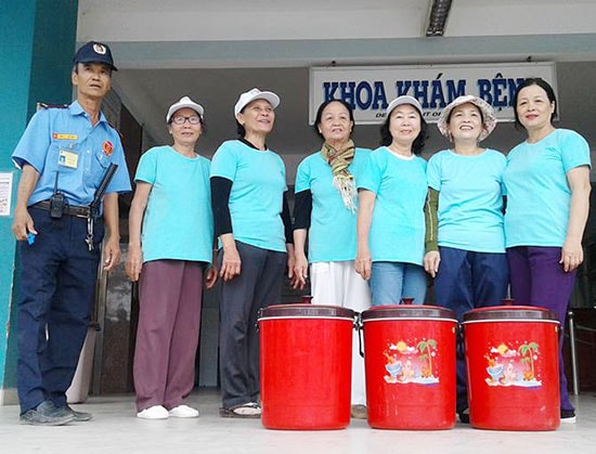 Các chị em trong Nhóm từ thiện Áo xanh yêu thương thuộc Chi hội phụ nữ khối 3 (phường Vĩnh Điện, thị xã Điện Bàn) với việc thiện. Ảnh: N.DUNG