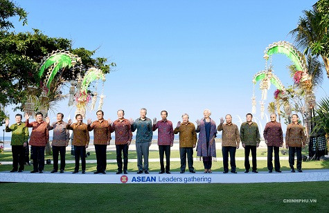 hủ tướng Nguyễn Xuân Phúc (thứ 4 từ phải sang), Tổng Thư ký Liên hợp quốc Antonio Guterres (thứ 6 từ phải sang), Chủ tịch Ngân hàng thế giới Jim Yong Kim (thứ 6 từ trái sang), Tổng giám đốc Quỹ Tiền tệ quốc tế Christine Lagarde (thứ 5 từ phải sang), các Nhà lãnh đạo ASEAN và Tổng Thư ký ASEAN Lim Jock Hoi (ngoài cùng bên trái) chụp ảnh chung. Ảnh: Thống Nhất/TTXVN