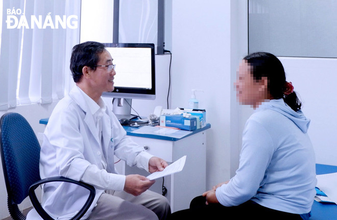 Từ ngày “nghỉ hưu non”, bác sĩ Nguyễn Hữu Hòa càng bận rộn với công việc tư vấn, điều trị cho bệnh nhân ung thư khắp mọi nơi.