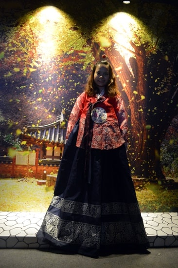 Mặcthử trang phục truyền thống Hanbok 