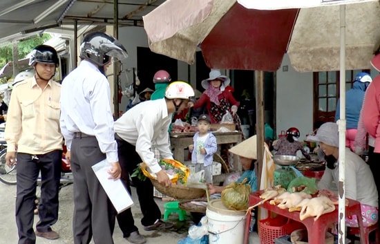 Chợ tự phát trên đường Tiểu La. Ảnh: PHAN VINH