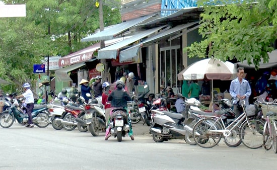 Nhiều phương tiện giao thông của người mua hàng để xuống dưới lòng đường. Ảnh: PHAN VINH