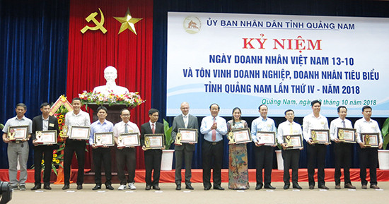 Lãnh đạo tỉnh trao giải thưởng doanh nghiệp, doanh nhân Quảng Nam tiêu biểu lần thứ 4 - 2018.Ảnh: T.D