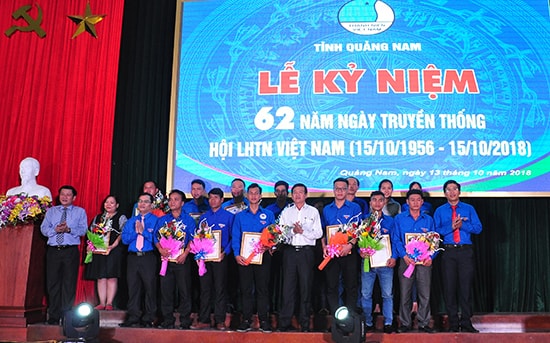 Hội LHTN Việt Nam tỉnh tuyên dương gương thanh niên tiêu biểu năm 2018. Ảnh: VINH ANH