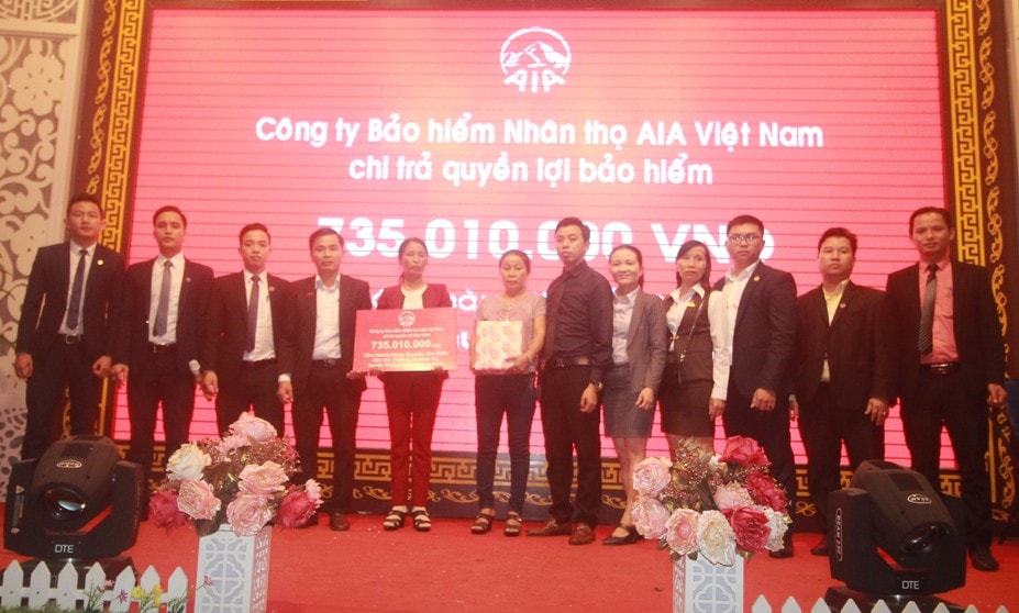 AIA Việt Nam chi trả quyền lợi bảo hiểm cho gia đình anh Vỹ. Ảnh: Đ.TY