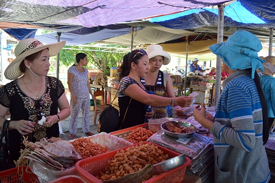 Du lịch cũng khiến nguồn lợi thủy sản cạn kiệt. 