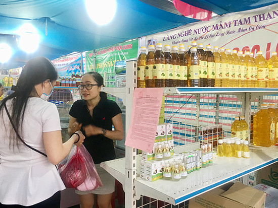 Người tiêu dùng tham quan mua sắm tại Tuần lễ sản phẩm HTX Quảng Nam. Ảnh: LÊ QUÂN