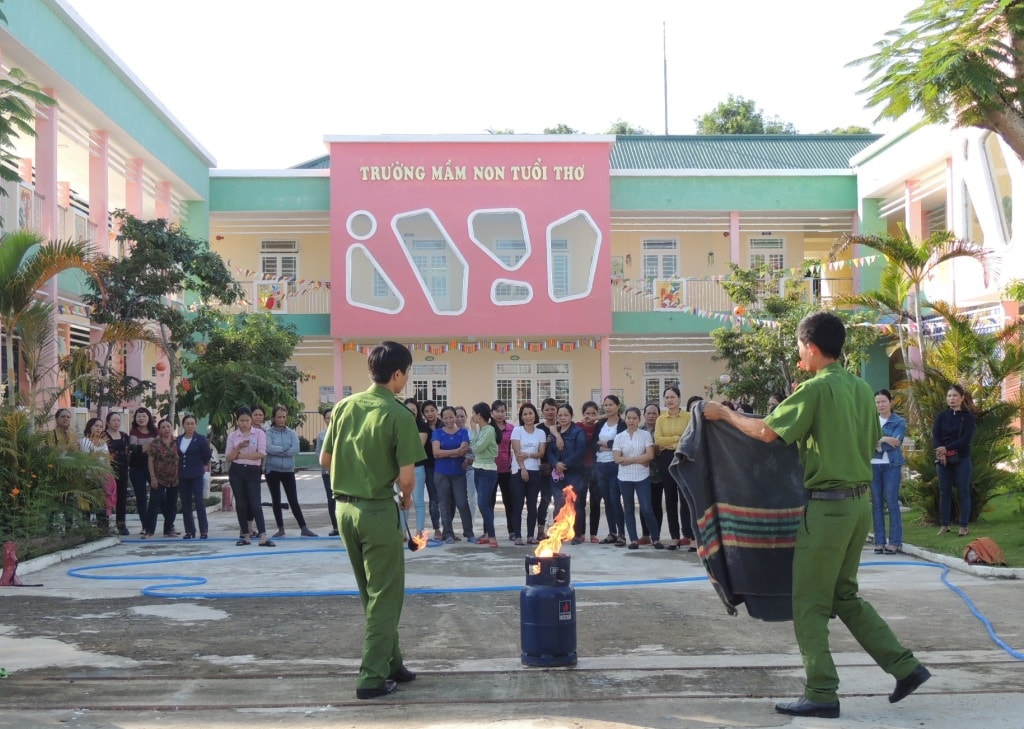 Hướng dẫn cách dập tắt bình ga cháy (giả định) cho cán bộ, giáo viên.