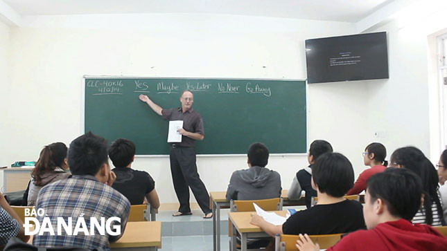 Đại học Đà Nẵng thu hút nhiều giảng viên nước ngoài đến tham gia giảng dạy. Ảnh: K.N
