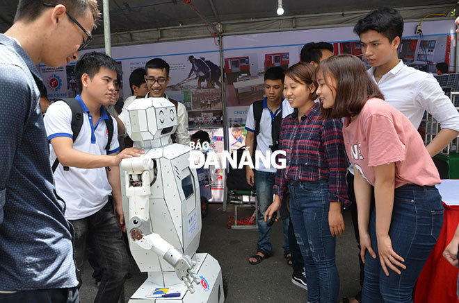 Từ chương trình đào tạo theo CDIO, sinh viên hình thành những thói quen tư duy, thiết kế và thực hiện, vận hành ý tưởng tạo ra những sản phẩm có tính ứng dụng cao. Trong ảnh: Sản phẩm công nghệ mới tham dự triển lãm thường niên tại Triển lãm công nghệ BKDN – TECHSHOW.