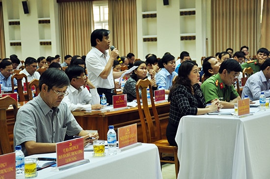 Đại biểu phát biểu thảo luận đối với các chỉ tiêu dự báo khó thực hiện hoàn thành vào cuối năm 2020. Ảnh: N.Đ