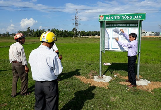 Bản tin nông dân được Hội nông dân phường Trường Xuân đưa vào sử dụng trước vụ đông xuân năm nay. Ảnh: T.Q