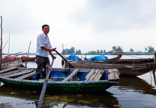 Con đò nhỏ này là phương tiện duy nhất giúp ông sang cù giao bên kia sông mỗi ngày. Ảnh: Q.P