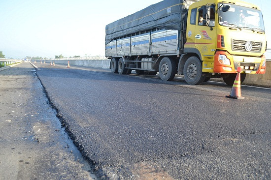 Một vị trí trên phải tuyến được thảm xong mặt đường chiều hôm qua. Ảnh: CT