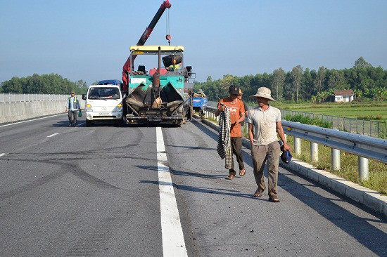 Một tốp công nhân đi nghỉ ngơi sau khi làm suốt đêm qua. Ảnh: CT