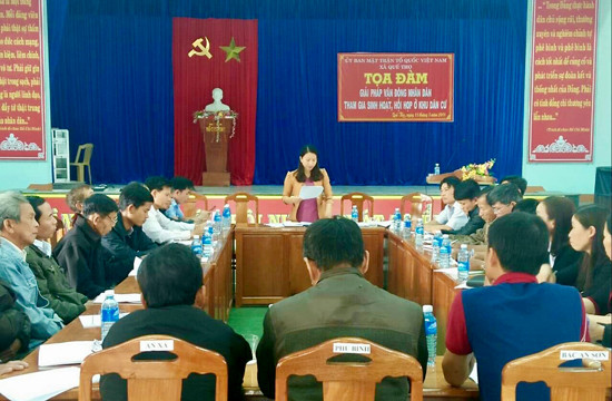 Ủy ban MTTQ Việt Nam xã Quế Thọ tổ chức tọa đàm biện pháp vận động nhân dân tham gia hội họp ở khu dân cưa. Ảnh: P.V