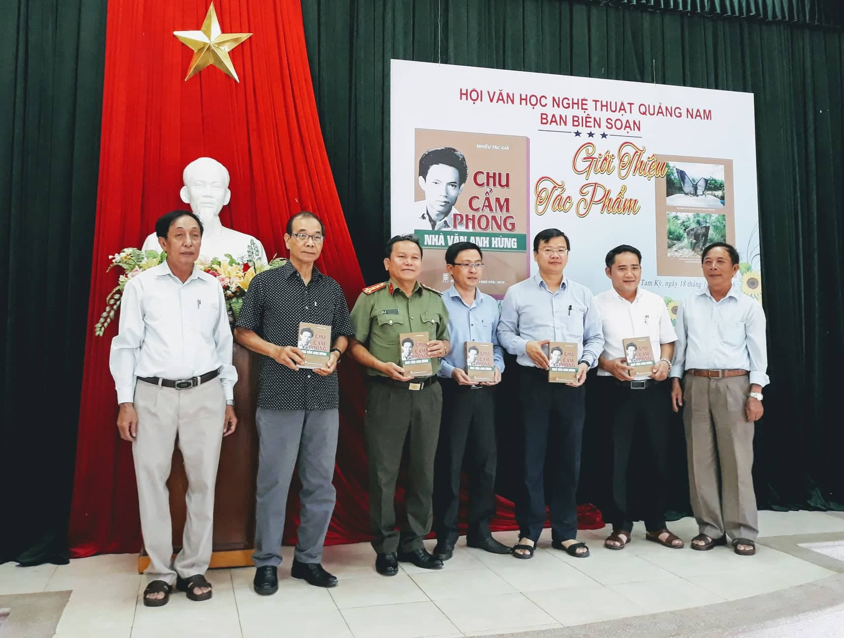 Đại diện những người biên soạn tập sách và Hội VHNT tỉnh trao tặng cuốn 