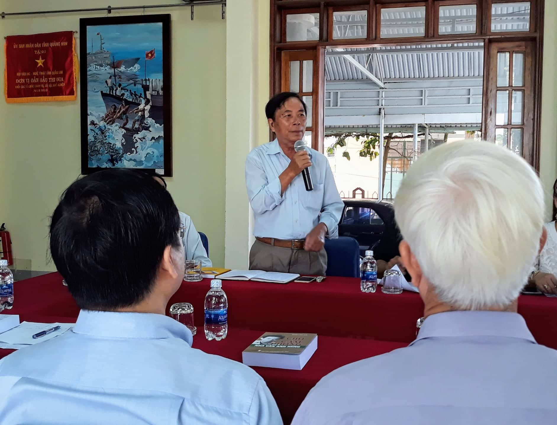 Nhà văn Nguyễn Bá Thâm giới thiệu sơ lược về nội dung và quá trình thực hiện tập sách.